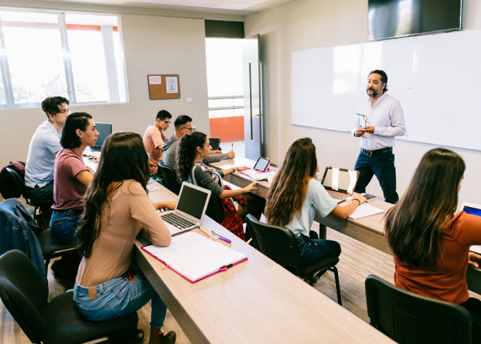 actualización continua sobre cambios normativos, nuevos estándares de competencia y oportunidades de mercado para centros evaluadores
